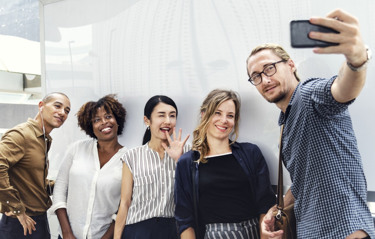 Người (Homo sapiens) cao 1,5 - 2,1 mét, định cư trên tất cả các sinh cảnh của thế giới, trừ Nam Cực. Loài này khác biệt với các anh em trong họ Người ở tư thế đứng thẳng, cơ thể hầu như không có lông, bộ não phát triển vượt trội.