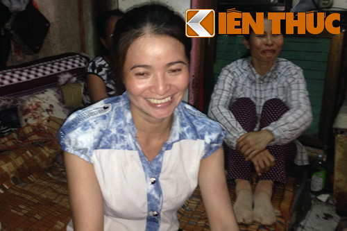 Chị Hồng đang trao đổi với PV Kiến Thức tại phòng trọ của mình.