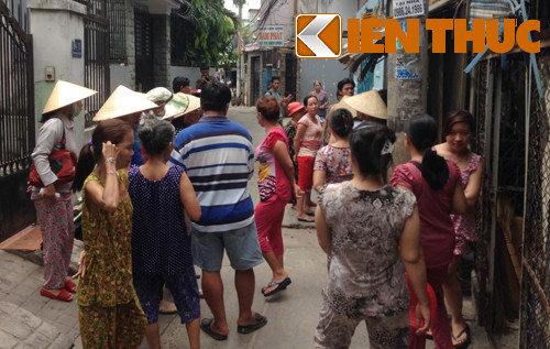 Người dân ở hẻm 84 tụ tập bàn tán xôn xao vụ việc hi hữu xảy ra tại địa phương.