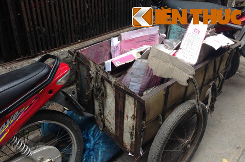 Chiếc xe đẩy vốn là tài sản quý giá để chị Hồng rảo khắp đường phố để mua, nhặt ve chai mưu sinh.