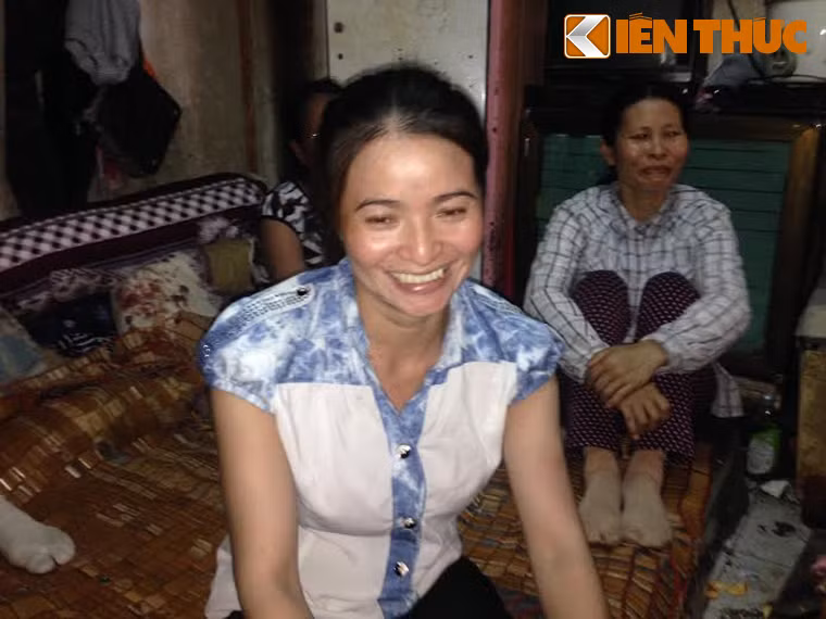 Chị Hồng (áo trắng), người nhặt được hơn 5 triệu yên Nhật trong một chiếc thùng, dạng đài cassette kiêm loa phát công suất lớn.