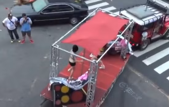 Theo đó, ở Đài Loan, bắt gặp hình ảnh những nữ vũ công múa cột ở đường phố là điều hết sức bình thường.