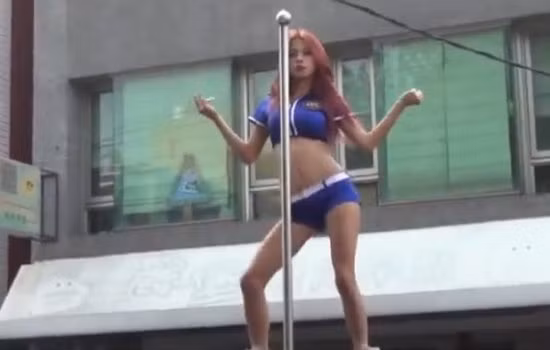 Thông thường, ở các sự kiện ngoài trời, các nữ vũ công múa cột thường hay đi thành một nhóm.