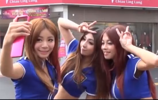 Trong lúc nghỉ giải lao, họ tranh thủ chụp ảnh tự sướng.