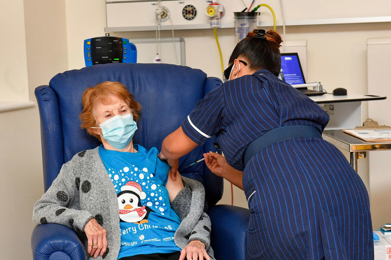 Nguoi dau tien tren the gioi vua duoc tiem vac-xin ngua COVID-19 la ai?