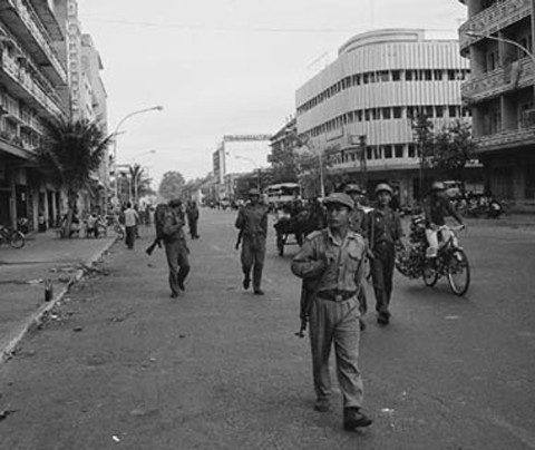 Bộ đội Việt Nam trên đường phố Phnom Penh. Ảnh tư liệu.