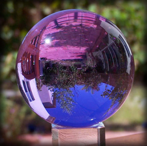 Quả cầu thủy tinh có tác dụng thúc đẩy tài vận. Nên đặt nó ở bàn học hay giữa nhà nhưng không nên đặt ở đường đi, góc phòng, nhà bếp. Thêm nữa, nếu đặt ở các phương hung thì nó lại giúp tăng thêm sát khí.