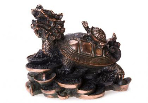 Có thể đặt rùa đầu rồng lên bàn làm việc hoặc vùng gần cửa chính để hóa giải hoặc đặt phía sau lưng nhằm nhận được sự trợ giúp của sếp và thăng tiến.