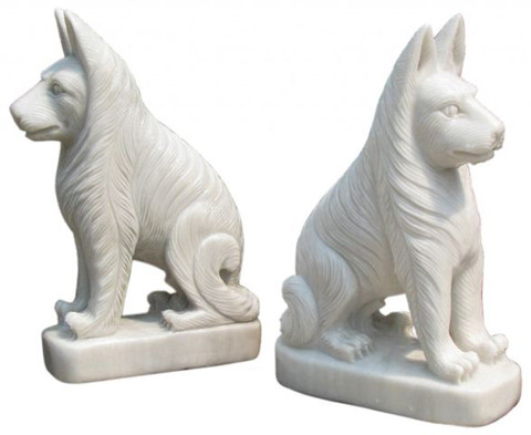 Gia chủ hợp với hướng nào thì đặt chó đá về hướng đó. Nếu hợp hướng Đông thì đặt chó màu tam thể, hướng Bắc màu đen, hướng Nam màu vàng, hướng Tây màu trắng.