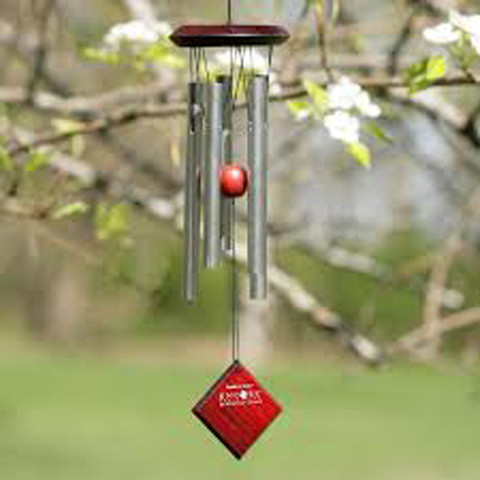 Chuông gió có tác dụng ngăn chặn xung sát của sao Ngũ hoàng vì vậy nên treo chuông gió ở phương của sao đó xâm nhập.