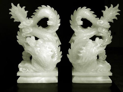 Rồng đá là linh vật hiệu quả nhất để hóa giải sát khí. Khi sử dụng rồng đá lưu ý nên đặt rồng ở hướng Bắc và đầu rồng nhìn ra cổng.