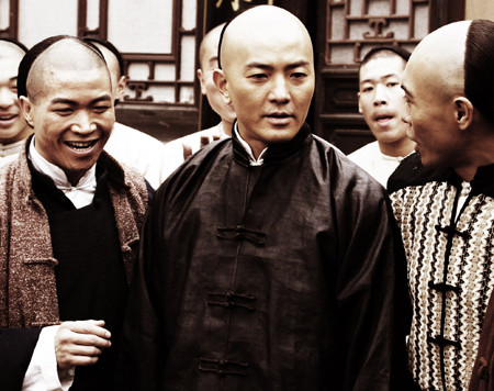 Qua một số trận thắng của Hoắc Nguyên Giáp trước các võ sĩ Nhật và nước ngoài, võ thuật Trung Quốc nói riêng, người Trung Quốc nói chung được cổ vũ mạnh mẽ. Do vậy Hoắc Nguyên Giáp được tôn thờ như một anh hùng trong lòng người Trung Quốc. Ảnh: Trịnh Y Kiện (giữa) vào vai Hoắc Nguyên Giáp trong bộ phim cùng tên.