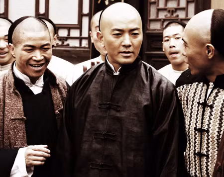 Qua một số trận thắng của Hoắc Nguyên Giáp trước các võ sĩ Nhật và nước ngoài, võ thuật Trung Quốc nói riêng, người Trung Quốc nói chung được cổ vũ mạnh mẽ. Do vậy Hoắc Nguyên Giáp được tôn thờ như một anh hùng trong lòng người Trung Quốc. Ảnh: Trịnh Y Kiện (giữa) vào vai Hoắc Nguyên Giáp trong bộ phim cùng tên.