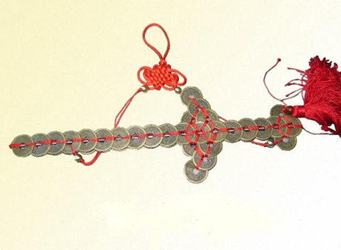 Xâu tiền cổ là một vật vừa có tác dụng hút tài lộc vừa hóa giải hung sát. Ảnh minh họa.