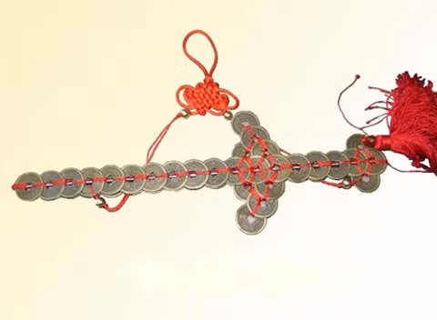 Xâu tiền cổ là một vật vừa có tác dụng hút tài lộc vừa hóa giải hung sát. Ảnh minh họa.