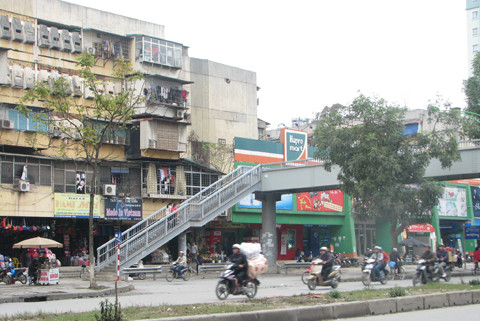 Trước cửa nhà có cầu vượt chỉ tốt khi cầu nằm bên trái nhà vì theo quan niệm phong thủy bên trái là vị trí Thanh Long và cầu vượt lúc đó là "con rồng bay". Nếu cầu nằm về bên phải nhà lại là bất lợi. Ảnh chỉ mang tính minh họa