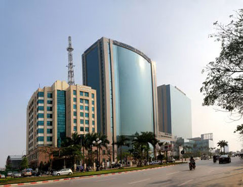 Nếu ánh sáng phản quang của các tòa nhà kính chiếu vào nhà bạn thì đó gọi là phản quang sát. Nó khiến gia chủ tâm trạng bất an và dễ bị tai nạn xe cộ. Trong tình huống này nên đặt hồ lô gỗ ở cửa và treo gương bát quái để hóa giải. Ảnh chỉ mang tính minh họa