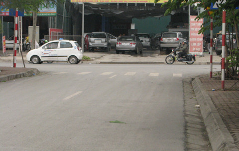 Mảnh đất nằm giữa ngã ba đường và bị một con đường đâm thẳng vào trong phong thủy gọi là trực xung. Đường đối diện càng dài và xe cộ đi lại càng nhiều thì càng nhiều hung họa. Ảnh chỉ mang tính minh họa