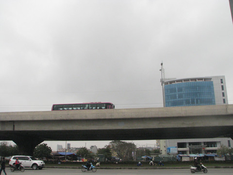 Trước cửa nhà có đường trên cao, đường treo cũng tạo ra hung sát cần phải treo gương bát quái ở cửa để hóa giải. Ảnh chỉ mang tính minh họa