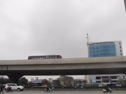 Trước cửa nhà có đường trên cao, đường treo cũng tạo ra hung sát cần phải treo gương bát quái ở cửa để hóa giải. Ảnh chỉ mang tính minh họa