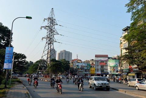 Trước cửa nhà có cột điện cao thế hay dây điện cao thế đi qua cũng là một loại hung sát ảnh hưởng đến sức khỏe người trong nhà. Điều này không chỉ là quan niệm của khoa phong thủy mà nó đã được khoa học chứng minh. Ảnh chỉ mang tính minh họa