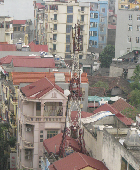 Quanh khu vực nhà ở không nên có cột thu sóng, cột ăng ten vì nó làm nhiễu từ trường trong khu vực làm ảnh hưởng sức khỏe của con người. Ảnh chỉ mang tính minh họa