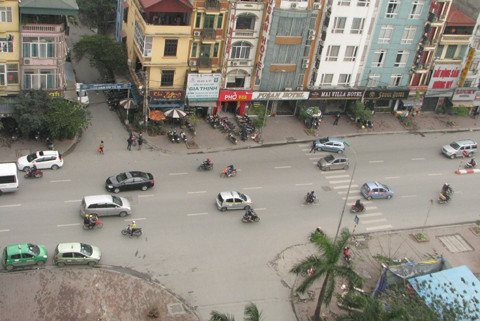 Nhà ở ngã tư đường được cho là thuận lợi buôn bán, tuy nhiên phong thủy cho rằng chỉ những người có bát tự hợp với nhà ngã tư mới không bị ảnh hưởng, còn những người khác do hung sát của thế đất này sẽ hay trong tâm trạng bất an. Ảnh chỉ mang tính minh họa