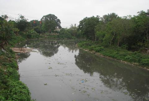 Ở gần con sông ô nhiễm cũng rất không tốt. Kỵ nhất là nhà quay mặt ra sông vì mùi xú uế bốc lên hàng ngày sẽ làm ảnh hưởng sức khỏe gia chủ. Ảnh chỉ mang tính minh họa