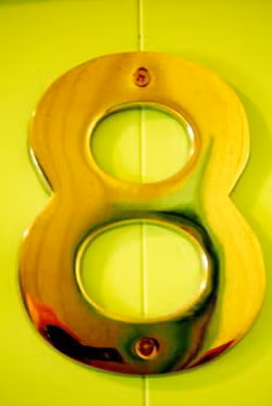 Số 8: Người mang số này là người phải xử lý nhiều vấn đề và tổ chức nhiều sự kiện quy mô. Nếu tích lũy được đủ ước vọng từ tiền kiếp và luôn nỗ lực hết mình thì không có lý do gì để họ không thành công. 