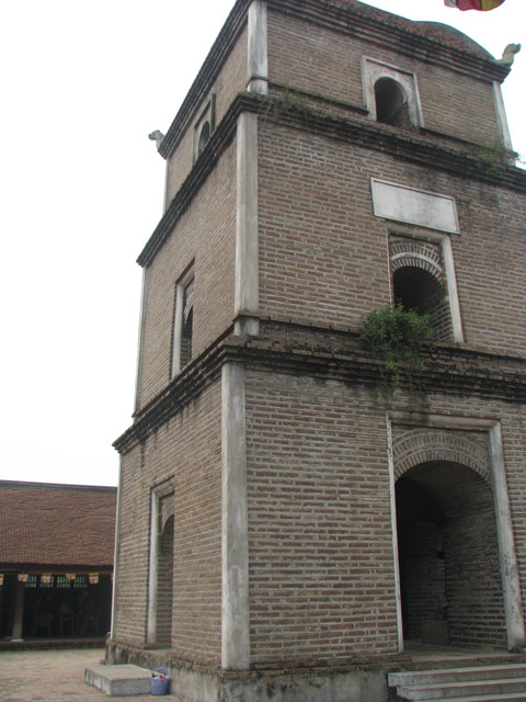 Tháp Hòa Phong hình vuông với chiều dài mỗi cạnh gần 7 m. Loại gạch xây tháp là gạch cỡ lớn được nung thủ công đến mức có màu sẫm như vại sành.