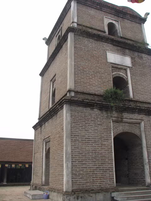 Tháp Hòa Phong hình vuông với chiều dài mỗi cạnh gần 7 m. Loại gạch xây tháp là gạch cỡ lớn được nung thủ công đến mức có màu sẫm như vại sành.