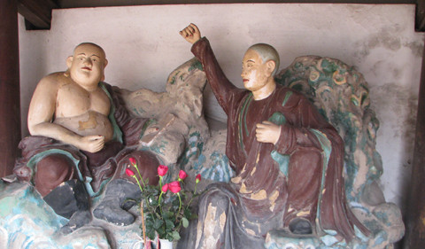 Nét đặc biệt là các pho tượng La Hán này cũng như hầu hết các pho tượng trong chùa Dâu đều được đắp bằng giấy bồi và đất sét.