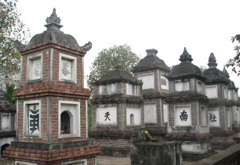 Nằm sau cùng chùa là vườn tháp, nơi lưu giữ hài cốt của các nhà sư tu hành tại chùa Dâu.