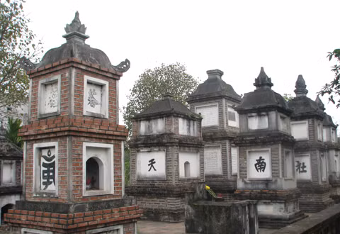 Nằm sau cùng chùa là vườn tháp, nơi lưu giữ hài cốt của các nhà sư tu hành tại chùa Dâu.