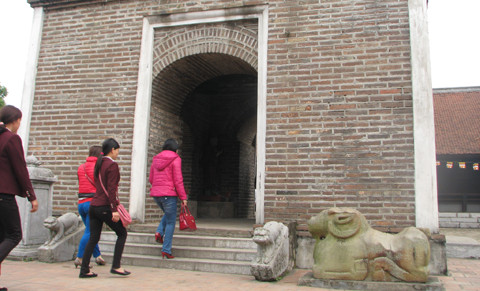 Trước mặt tháp có tượng một con cừu đá hình dáng rất đặc biệt.