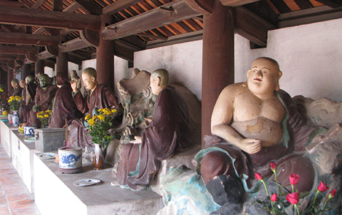 Hai bên tòa Thượng điện là hai dãy nhà thờ Thập bát La hán theo cách bài trí thường thấy ở các ngôi chùa.