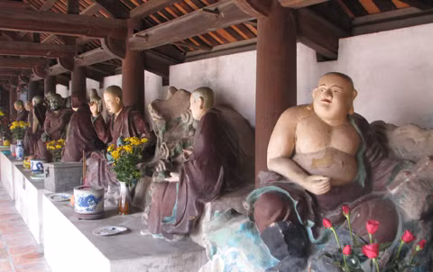 Hai bên tòa Thượng điện là hai dãy nhà thờ Thập bát La hán theo cách bài trí thường thấy ở các ngôi chùa.