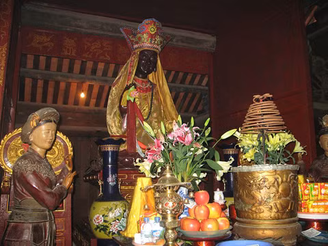 Trên thượng điện của chùa có một pho tượng đặc biệt màu đồng hun. Đó là tượng nữ thần Pháp Vân (thuộc tứ pháp là: Vân, Vũ, Lôi, Điện).