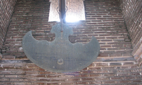 Phía trên treo một chiếc chuông và một chiếc khánh cổ. Chiếc khánh được đúc năm 1817.