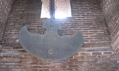 Phía trên treo một chiếc chuông và một chiếc khánh cổ. Chiếc khánh được đúc năm 1817.