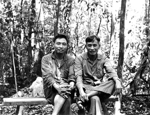 Tướng Lê Trọng Tấn (bên trái ảnh) và tướng Trần Độ tại rừng miền Đông Nam Bộ trong kháng chiến chống Mỹ. Ảnh tư liệu