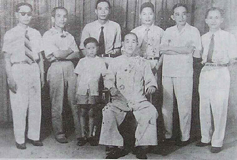 Võ sư Nguyễn Tế Công và con trai nhỏ chụp ảnh cùng các đệ tử. Ảnh: Internet.