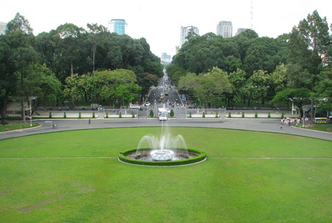 Đứng từ lầu 3 nhìn xuống thấy ngay đường Lê Duẩn đâm thẳng vào giữa Dinh.