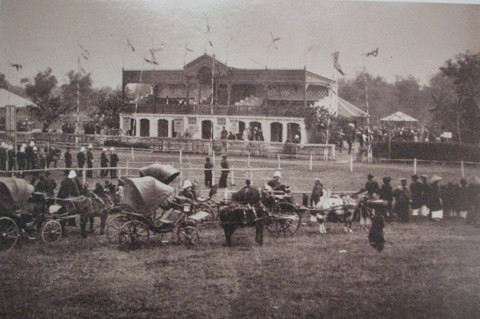 Sân Quần Ngựa khi mới được xây dựng. Ảnh chụp từ bộ ảnh của Rousseau trưng bày tại Thư viện Quốc gia.