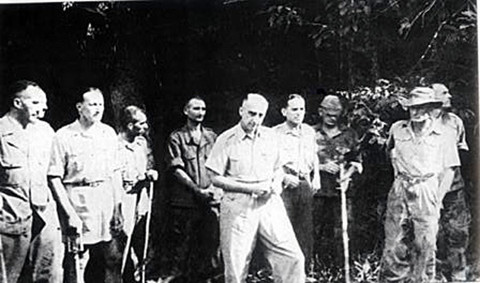 De Castries cùng bộ tham mưu ở Điện Biên bị bắt làm tù binh. Ảnh tư liệu