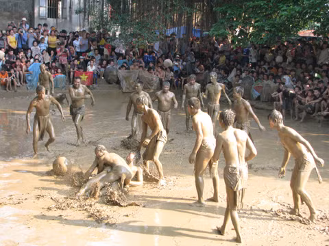 Theo một số người dân, mục đích của hội thi vật cầu nhằm cầu cho mưa thuận gió hòa. Nhưng một số khác cho rằng đó là di tích lưu lại từ một môn rèn luyện sức khỏe trong quân đội thời phong kiến.