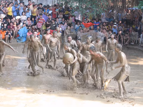 Nhiệm vụ của hai đội là làm sao mang được quả cầu vào "gôn" của đội đối phương.