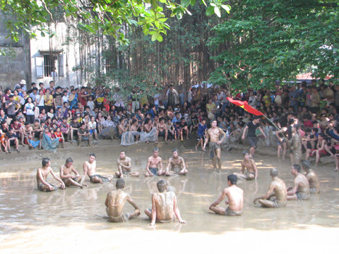 Vật cầu là một cuộc thi trong hội làng Vân (nay là Yên Viên - Vân Hà - Việt Yên - Bắc Giang).