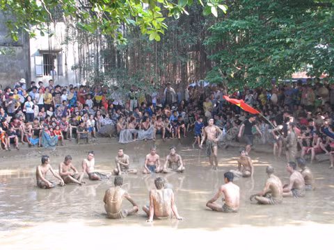 Vật cầu là một cuộc thi trong hội làng Vân (nay là Yên Viên - Vân Hà - Việt Yên - Bắc Giang).