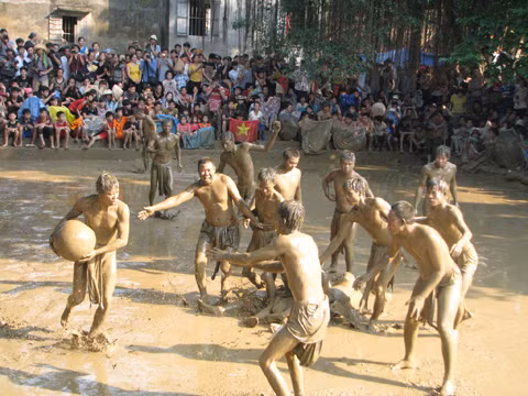 Quả cầu làm bằng gỗ đặc nặng 20kg nhưng khi ngấm nước, trọng lượng của nó có thể nặng hơn.